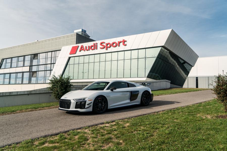  Audi R8 V10 plus Coupe Competition Package 2018 года  (NA) (фото 2 из 11)